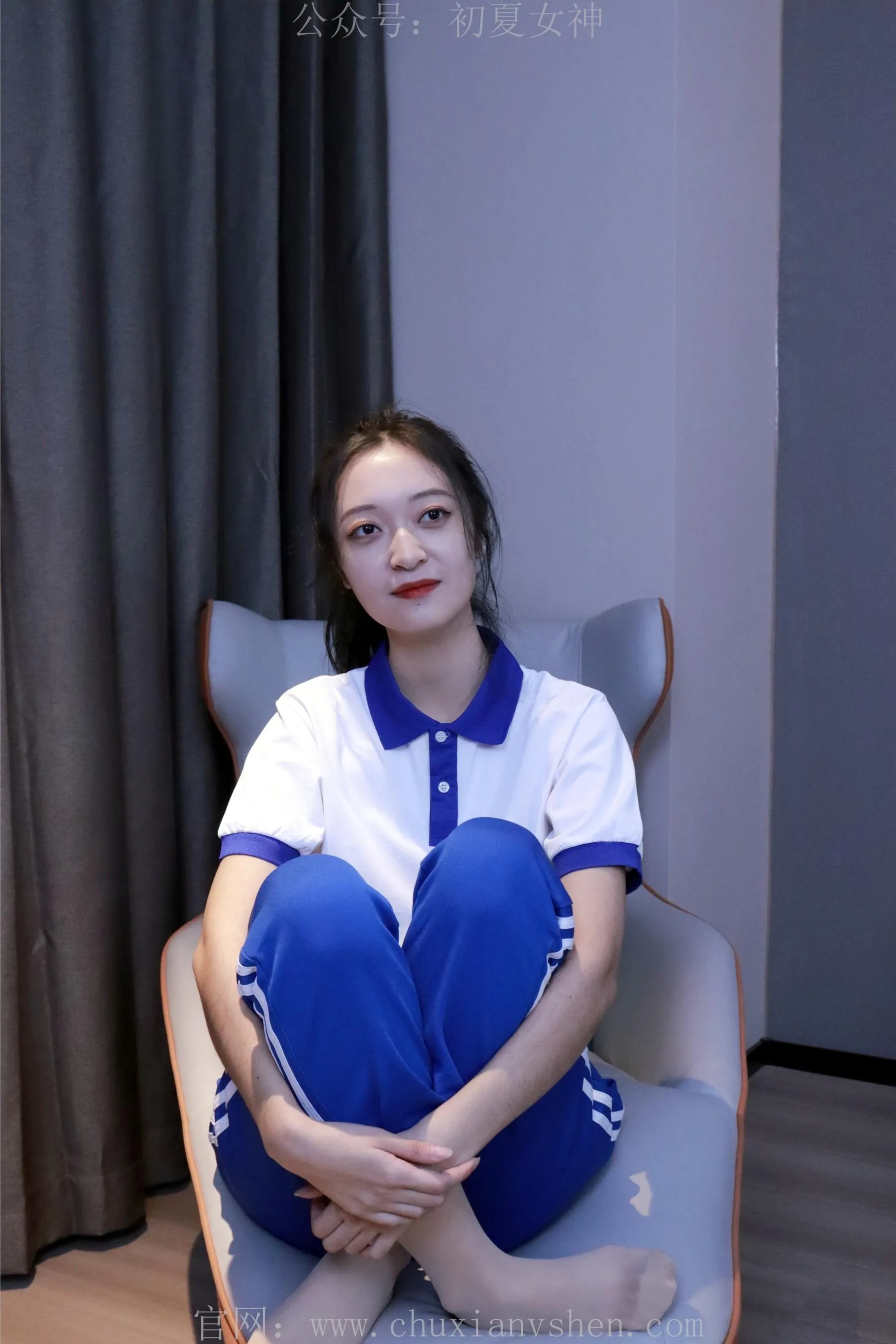 初夏女神 NO.001 依依校服搭配37码运动鞋拍摄 [126P]插图
